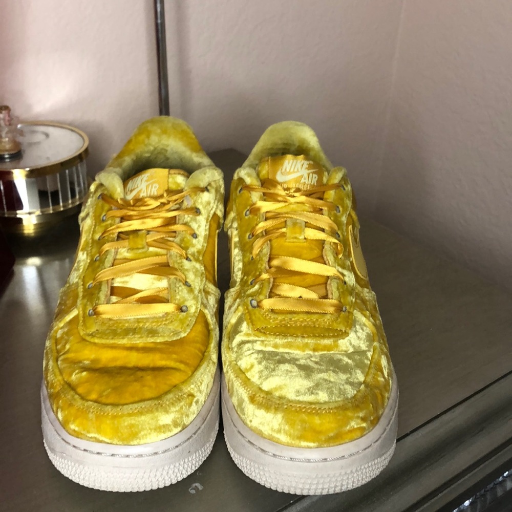 Nike Air Force 1 Velvet Yellow